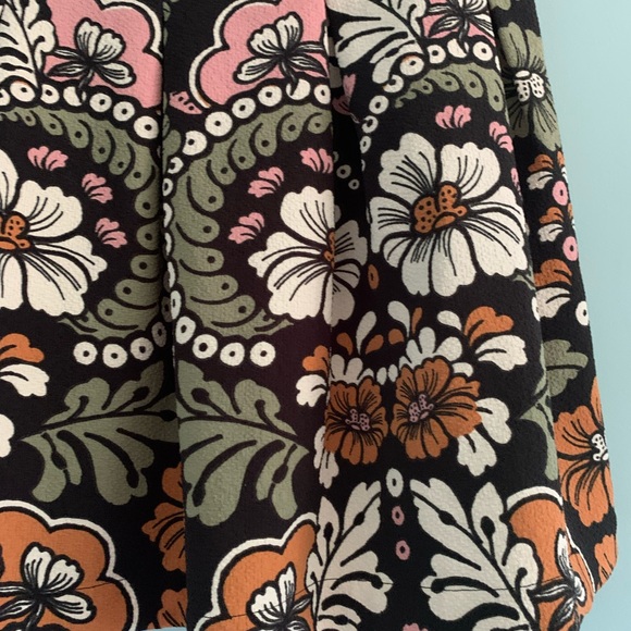 Pockets! H&M Floral skirt - Picture 2 of 6